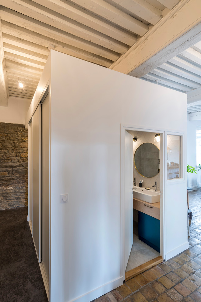 Источник вдохновения для домашнего уюта: коридор в современном стиле с белыми стенами и полом из терракотовой плитки