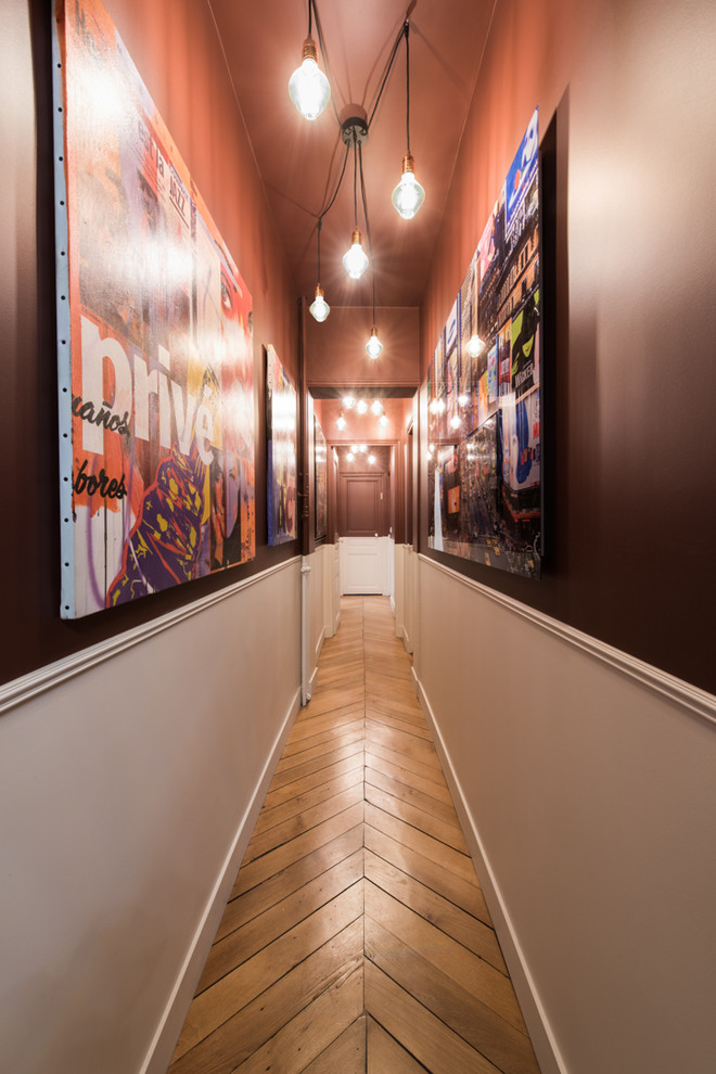 Immagine di un ingresso o corridoio design di medie dimensioni con pareti multicolore, parquet chiaro e pavimento beige