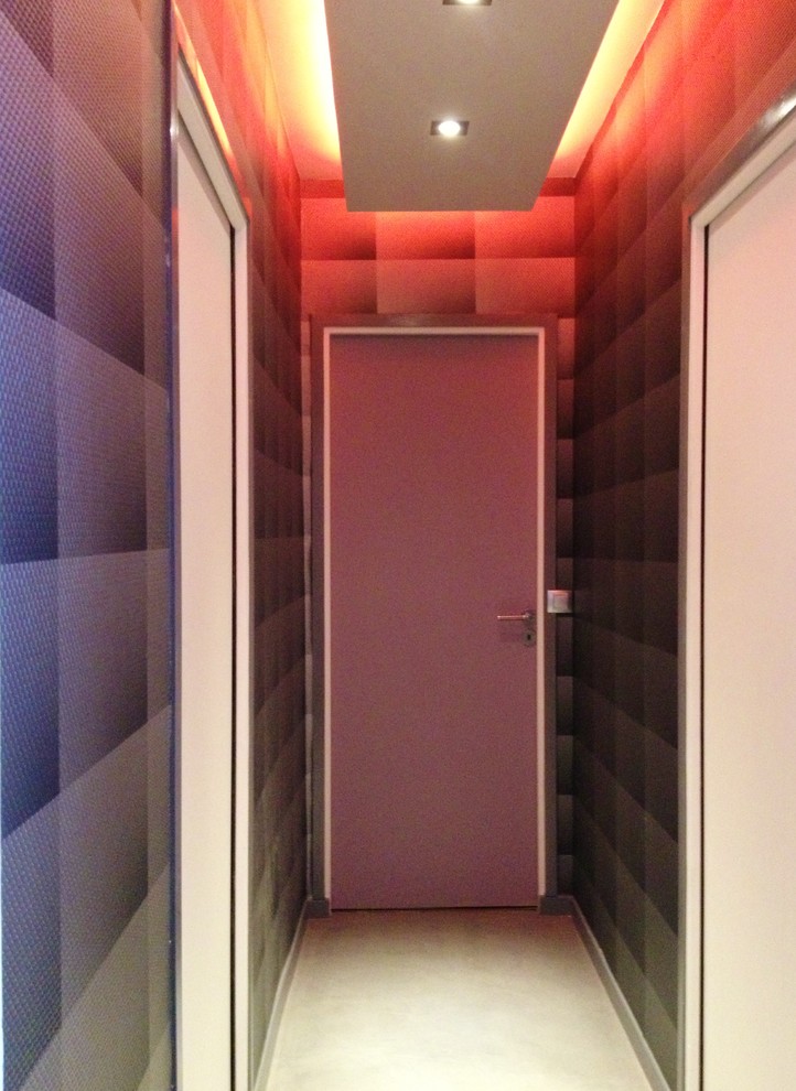 Источник вдохновения для домашнего уюта: коридор среднего размера в современном стиле с серыми стенами, бетонным полом и серым полом