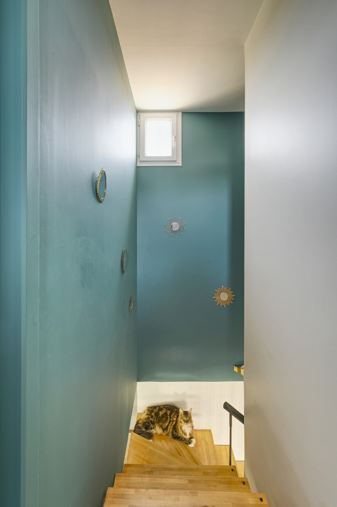 Ejemplo de recibidores y pasillos escandinavos de tamaño medio con paredes azules, suelo de madera clara y suelo marrón