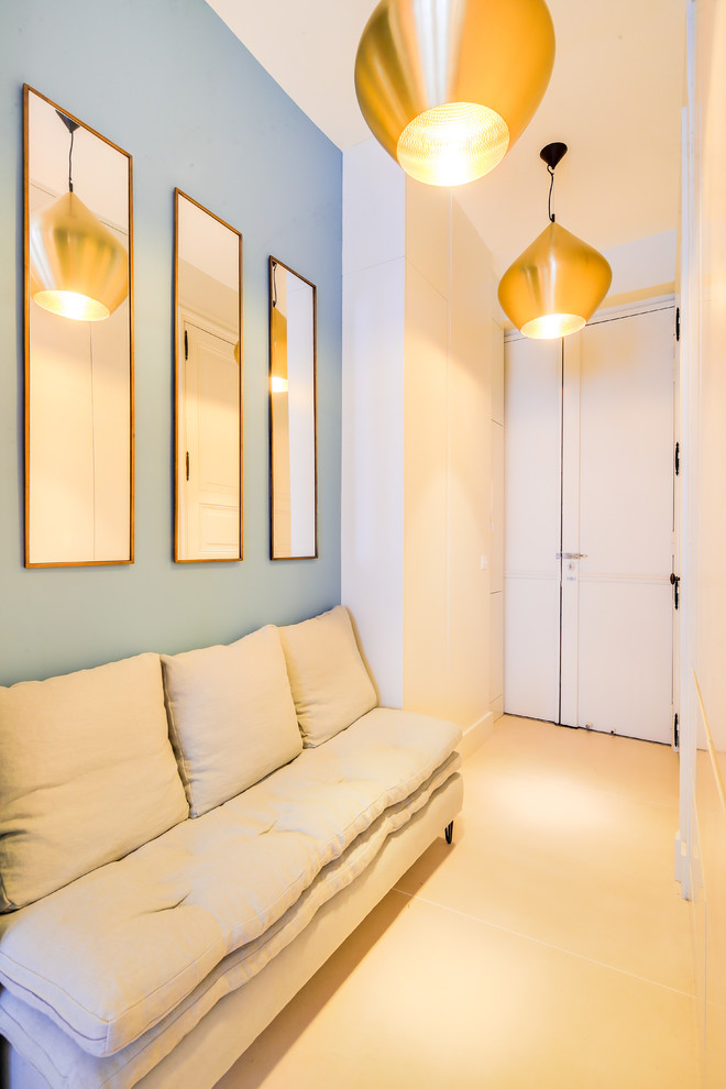Aménagement d'un couloir contemporain de taille moyenne avec un mur bleu, un sol en carrelage de céramique et un sol beige.