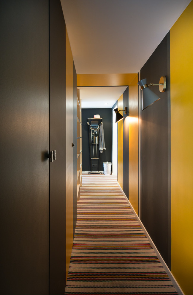 Example of a trendy hallway design in Montpellier