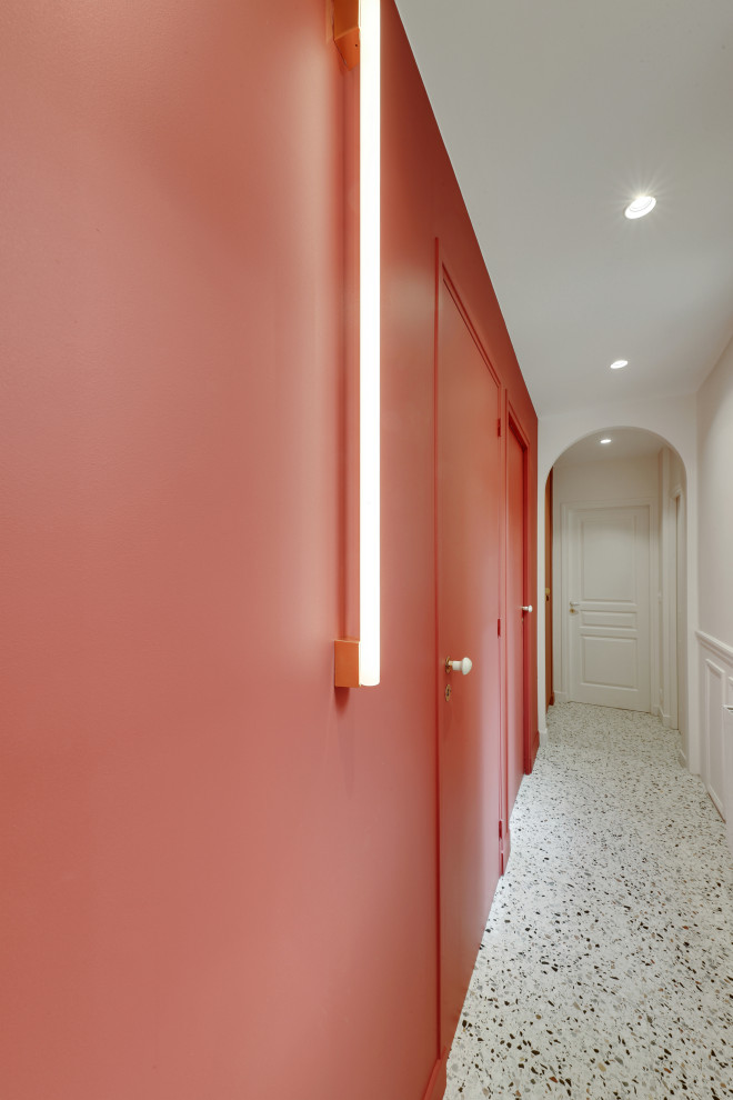 Inspiration för en funkis hall, med röda väggar, terrazzogolv och vitt golv
