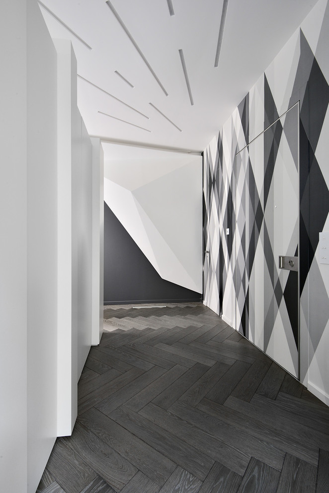 Diseño de recibidores y pasillos actuales de tamaño medio con paredes multicolor y suelo de madera oscura