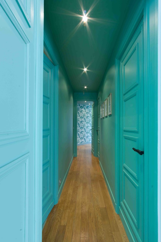 Идея дизайна: коридор среднего размера в современном стиле с синими стенами и паркетным полом среднего тона