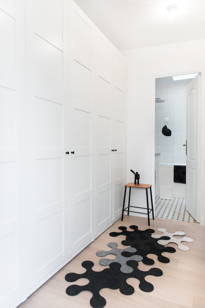 Mittelgroßer Moderner Flur mit weißer Wandfarbe und hellem Holzboden in Paris