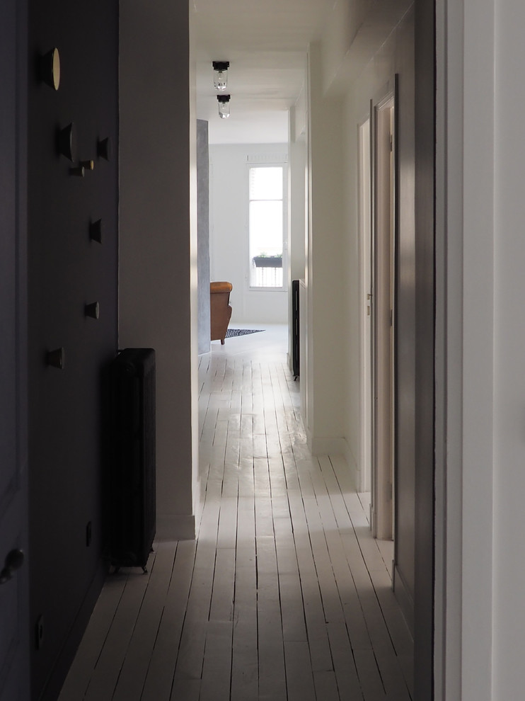 Свежая идея для дизайна: коридор среднего размера в современном стиле с белыми стенами, деревянным полом и белым полом - отличное фото интерьера
