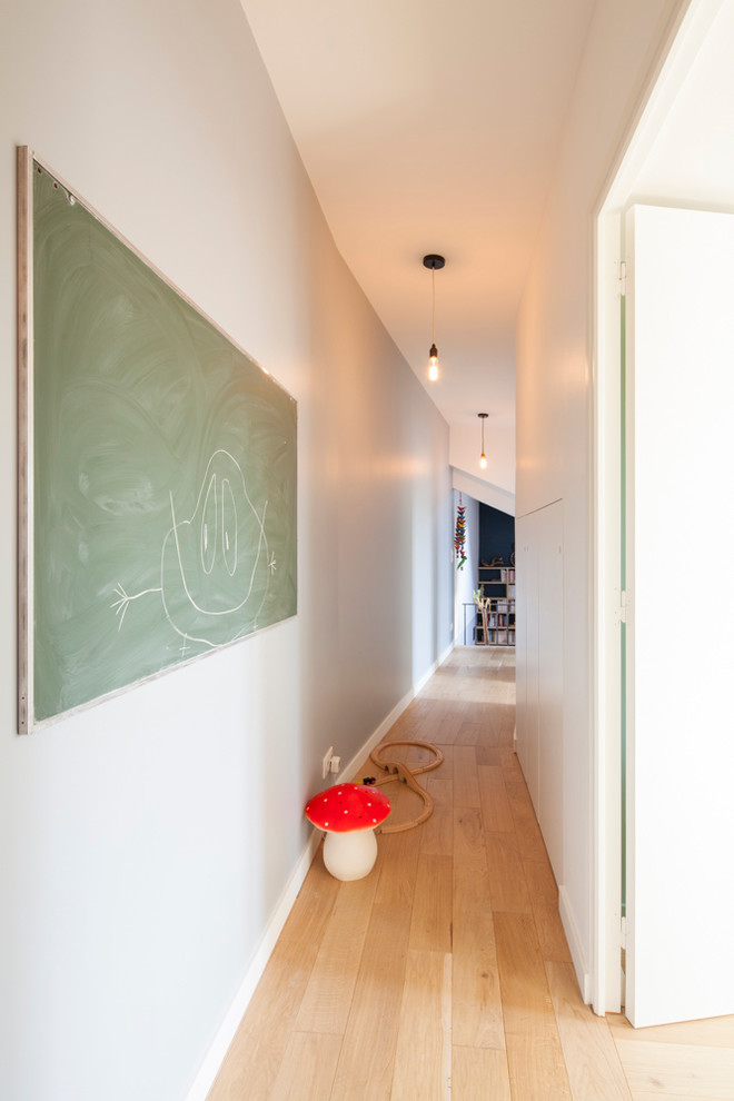 Источник вдохновения для домашнего уюта: коридор среднего размера: освещение в современном стиле с белыми стенами и светлым паркетным полом