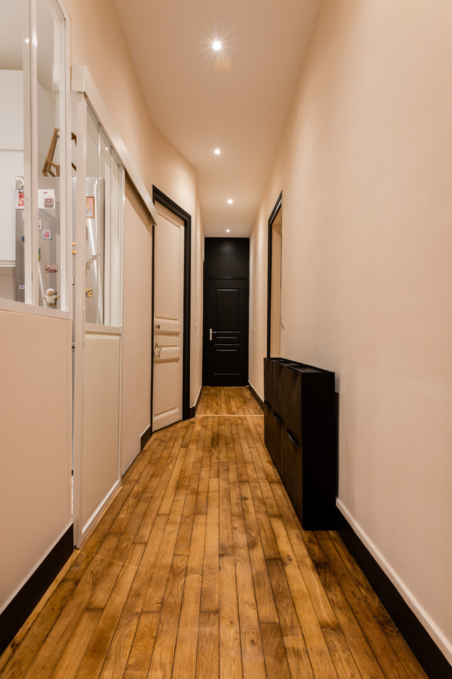 Cette image montre un petit couloir design avec un sol en carrelage de céramique et un sol gris.