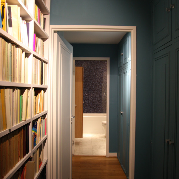 Foto di un ingresso o corridoio design di medie dimensioni con pareti blu, parquet chiaro e pavimento marrone