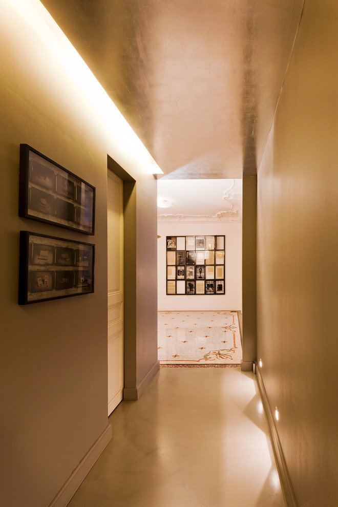 Cette photo montre un couloir éclectique de taille moyenne avec un mur gris, sol en béton ciré et un sol gris.