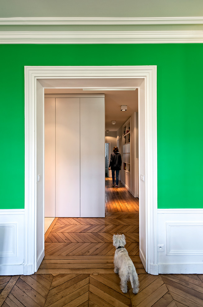 Mittelgroßer Klassischer Flur mit grüner Wandfarbe und braunem Holzboden in Paris