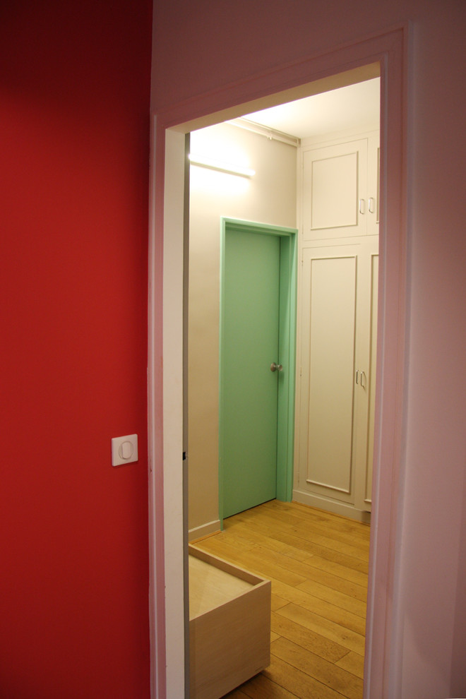 Cette photo montre un petit couloir tendance avec un mur gris, parquet clair et un sol marron.