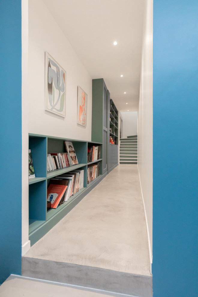На фото: коридор среднего размера в стиле шебби-шик с белыми стенами, бетонным полом и серым полом