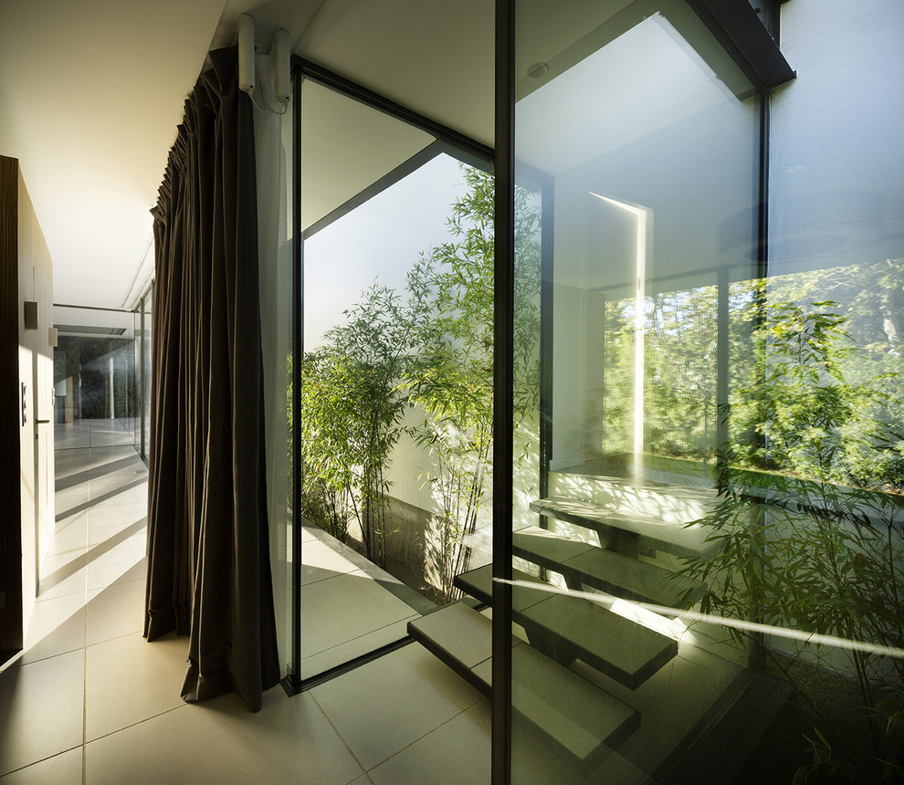 Источник вдохновения для домашнего уюта: коридор среднего размера в стиле модернизм с белыми стенами, полом из керамической плитки и бежевым полом