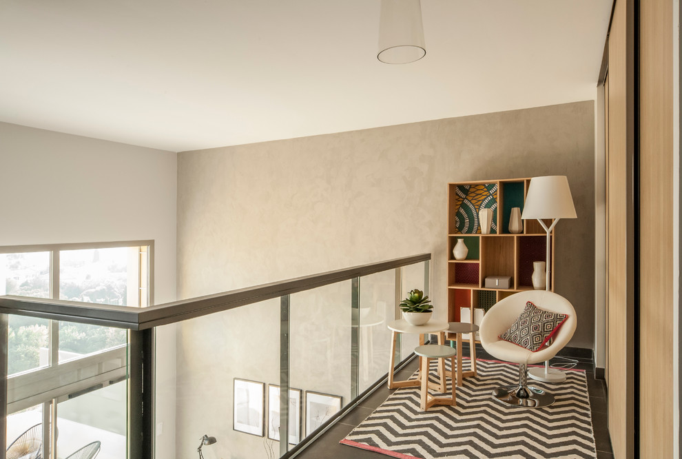 Moderner Flur mit grauer Wandfarbe in Montpellier
