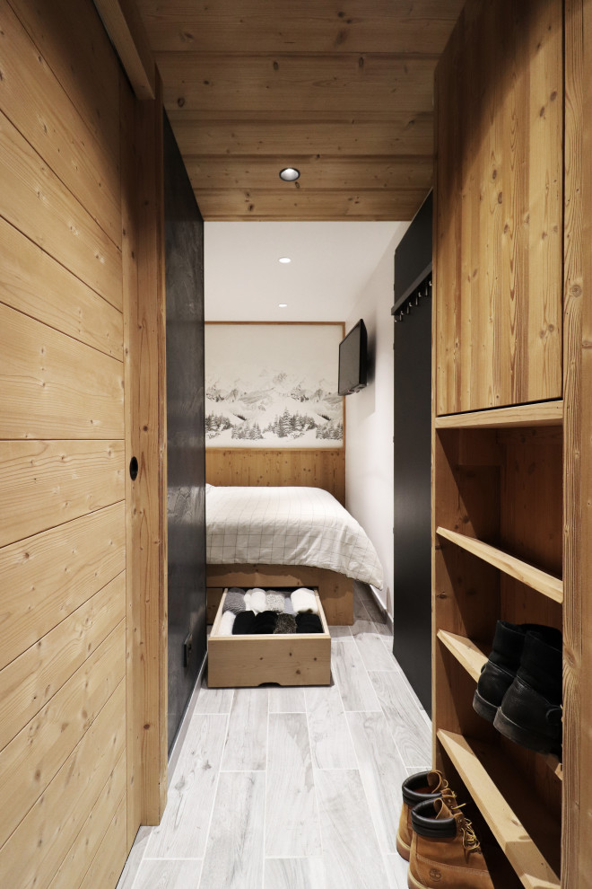 Cette image montre un couloir chalet en bois.