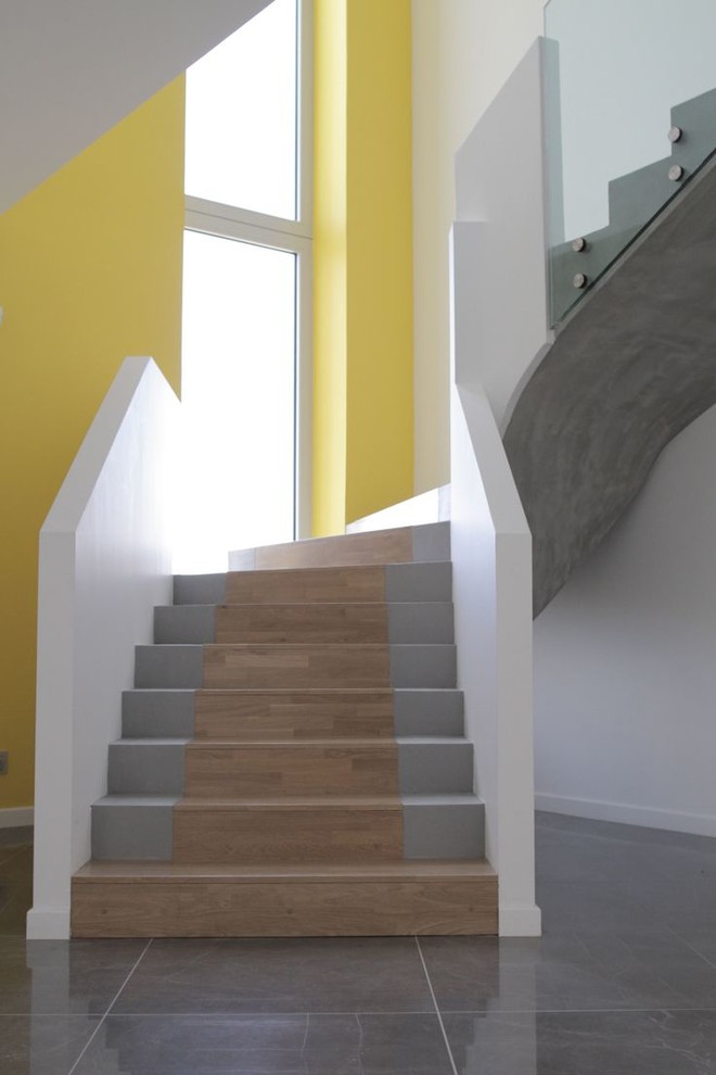Cette image montre un grand escalier design.