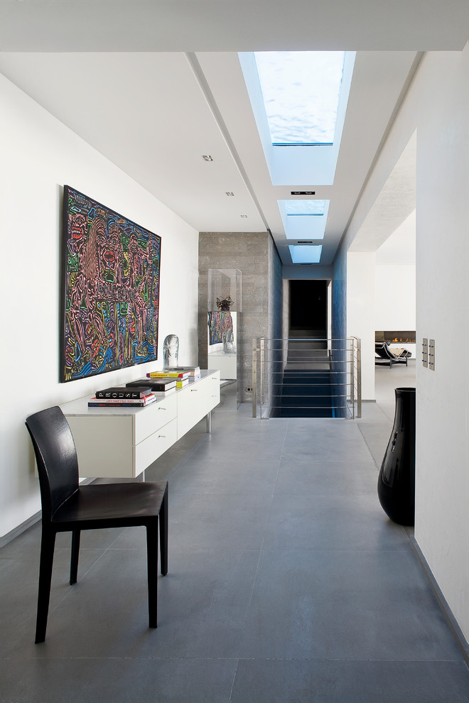 Источник вдохновения для домашнего уюта: коридор среднего размера в стиле модернизм с белыми стенами