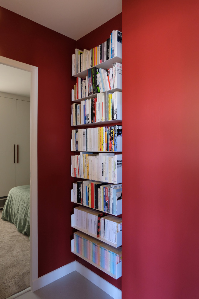 Свежая идея для дизайна: маленький коридор в современном стиле с красными стенами, полом из линолеума и серым полом для на участке и в саду - отличное фото интерьера