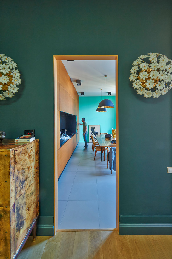 Mittelgroßer Moderner Flur mit grüner Wandfarbe und braunem Holzboden in Bordeaux