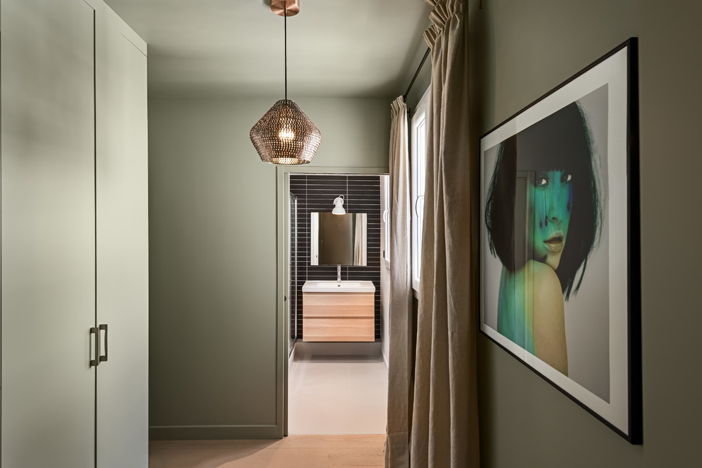 Kleiner Moderner Flur mit grüner Wandfarbe und hellem Holzboden in Paris