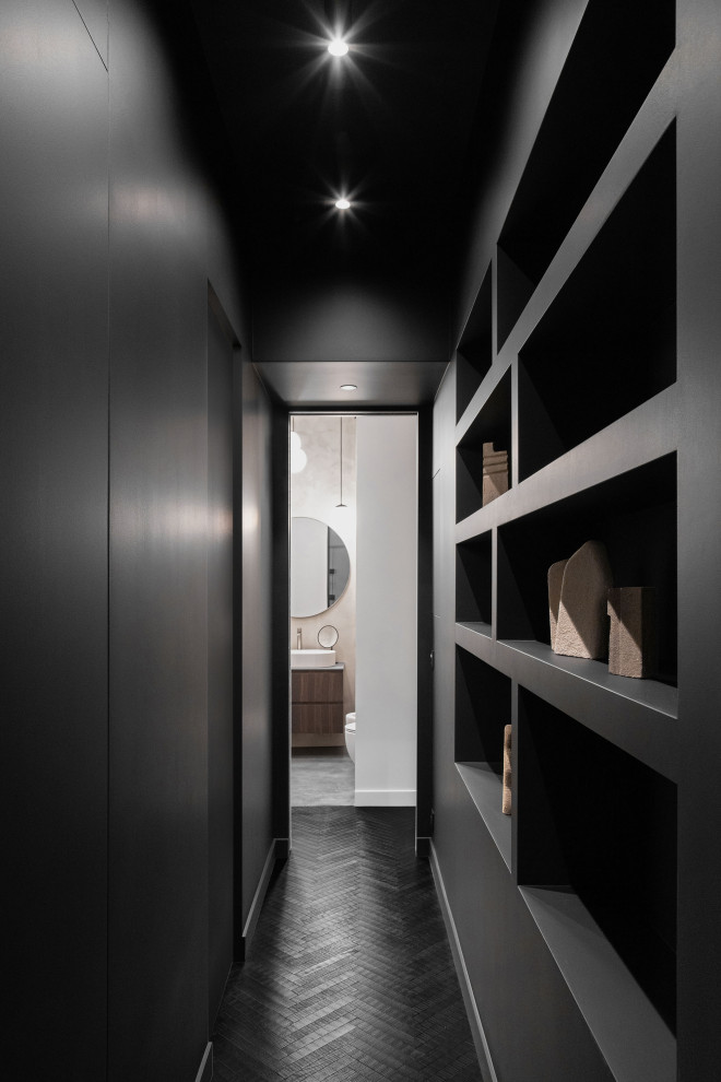 Foto de recibidores y pasillos actuales de tamaño medio con paredes negras, suelo de madera oscura y suelo negro