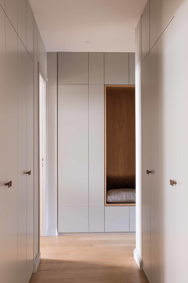 Источник вдохновения для домашнего уюта: коридор среднего размера в скандинавском стиле с белыми стенами, светлым паркетным полом и коричневым полом