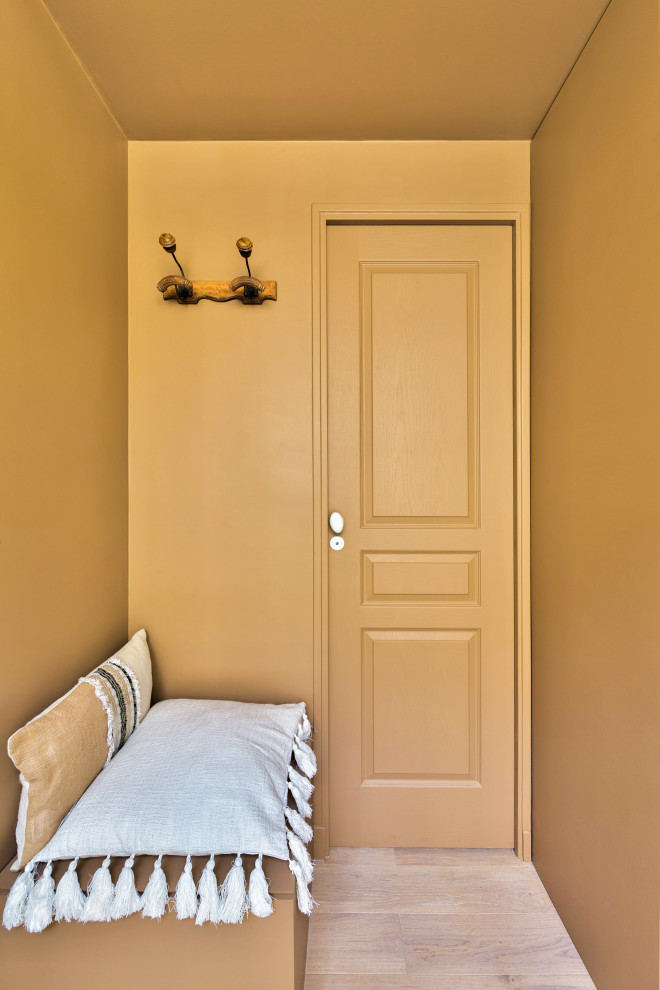 Modelo de recibidores y pasillos vintage pequeños con paredes marrones y suelo de madera clara