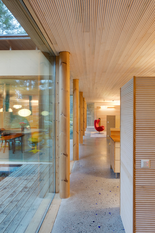 Foto de recibidores y pasillos nórdicos grandes con paredes beige, suelo de cemento y suelo beige
