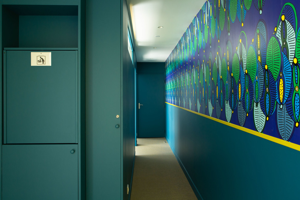 Esempio di un ingresso o corridoio design di medie dimensioni con pareti gialle, pavimento in linoleum e pavimento beige
