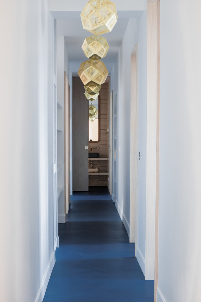 Свежая идея для дизайна: большой коридор в современном стиле с бетонным полом и синим полом - отличное фото интерьера