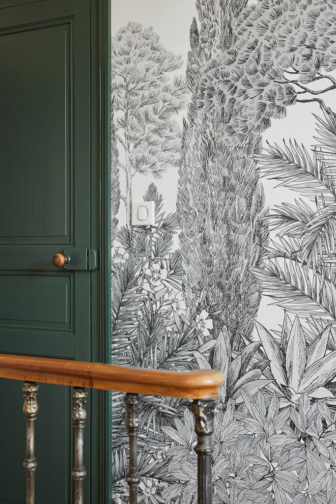 Mittelgroßer Flur mit weißer Wandfarbe, dunklem Holzboden und Tapetenwänden in Nantes