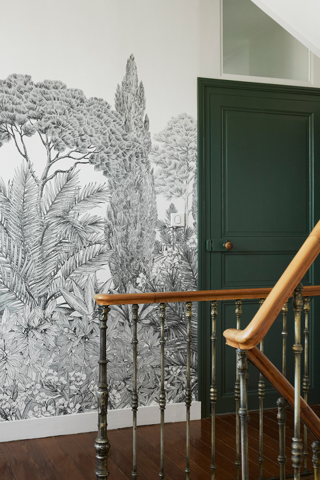 Inspiration pour un couloir de taille moyenne avec un mur blanc, parquet foncé et du papier peint.