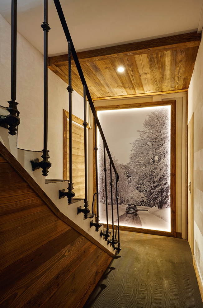 Esempio di un piccolo ingresso o corridoio scandinavo con pareti beige e parquet chiaro