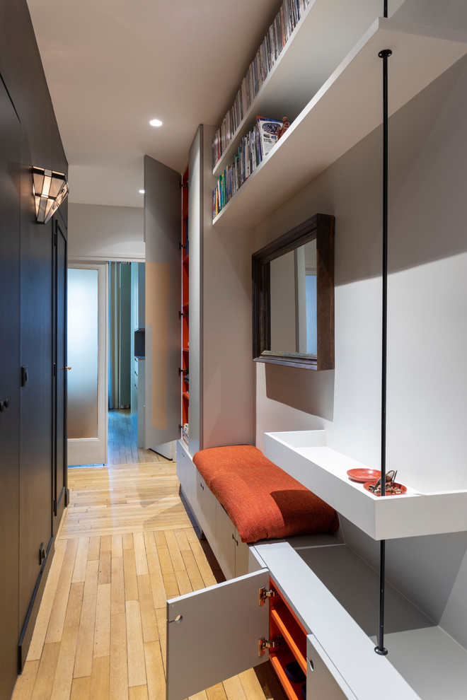 Свежая идея для дизайна: коридор в современном стиле с серыми стенами, светлым паркетным полом и бежевым полом - отличное фото интерьера