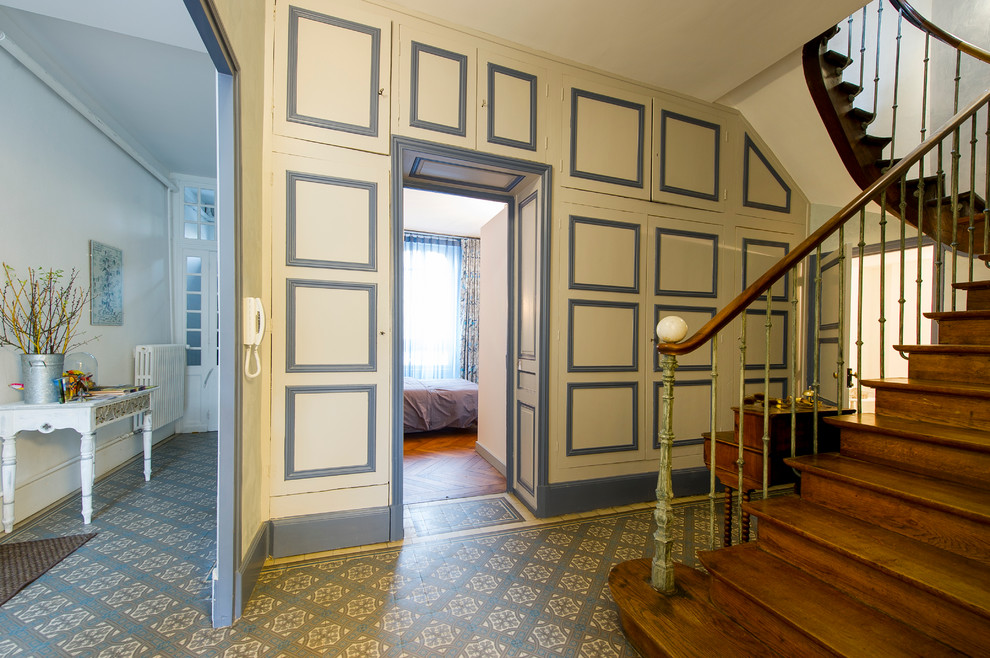 Mittelgroßer Klassischer Flur mit bunten Wänden und Keramikboden in Lyon