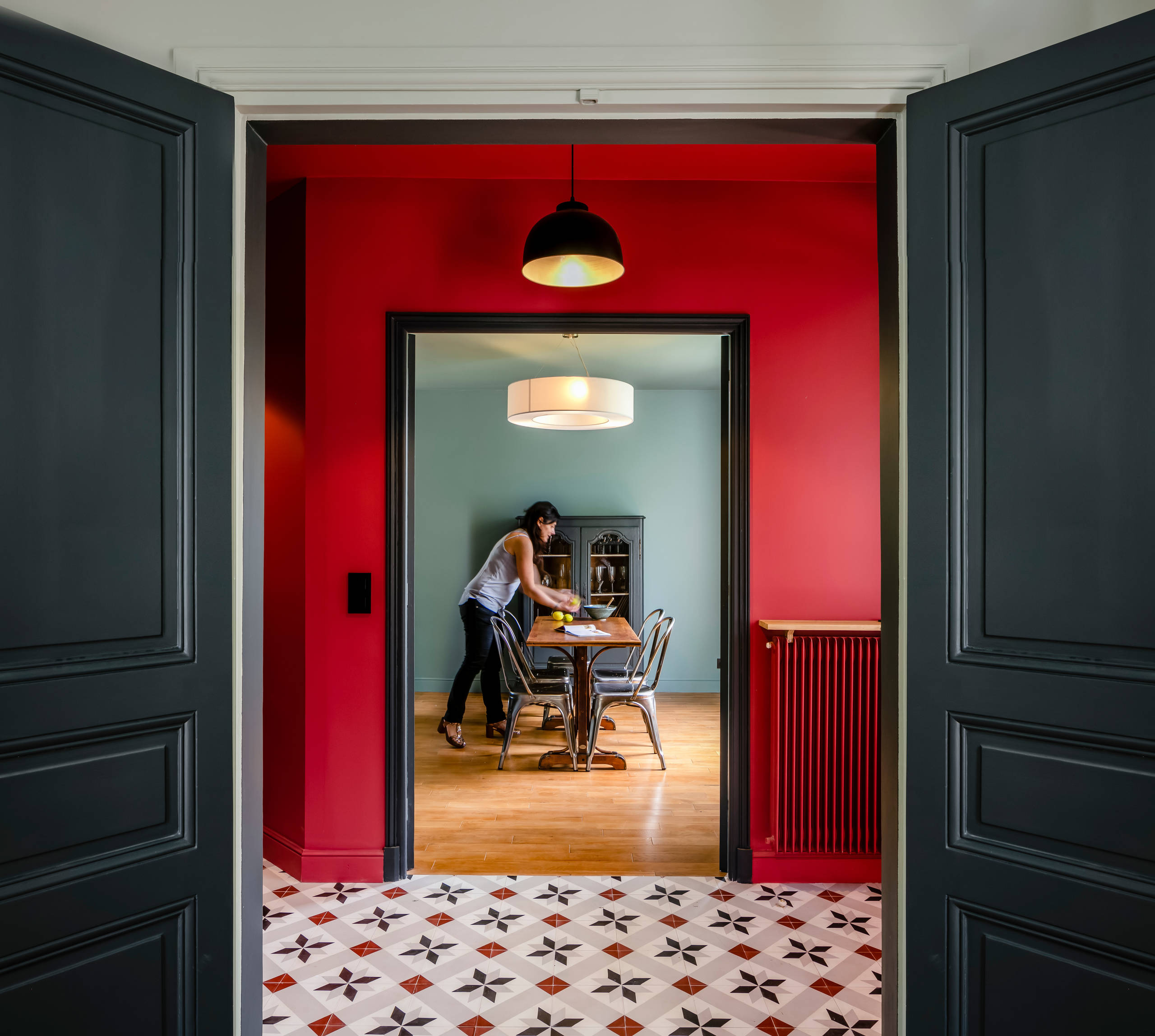 интерьер квартиры с рыжими дверями