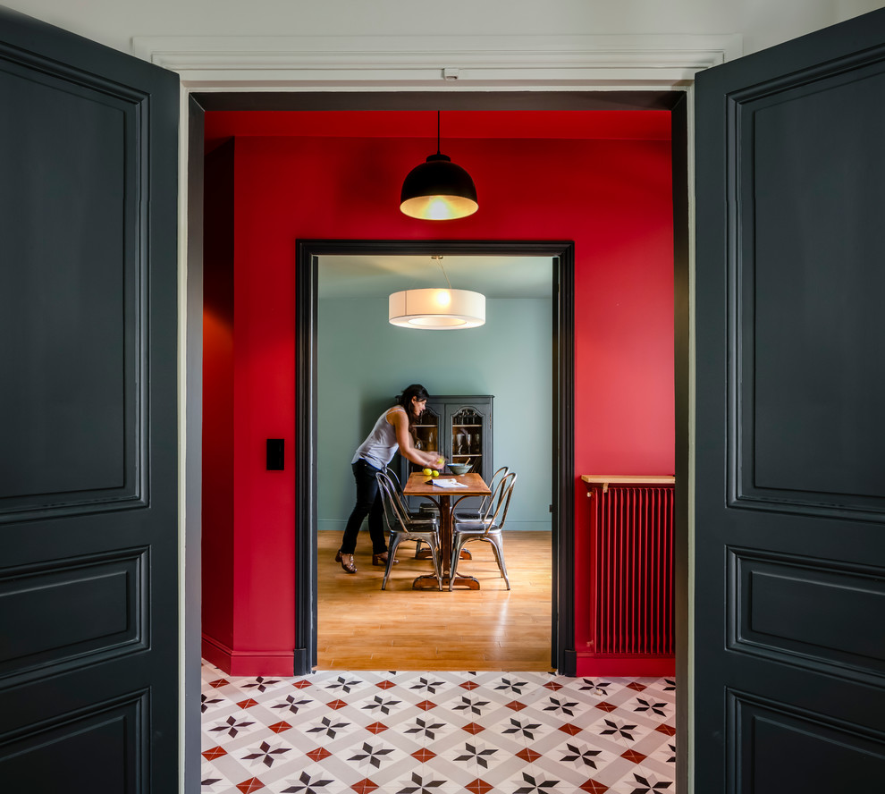 Idee per un ingresso o corridoio minimal di medie dimensioni con pareti rosse e pavimento con piastrelle in ceramica