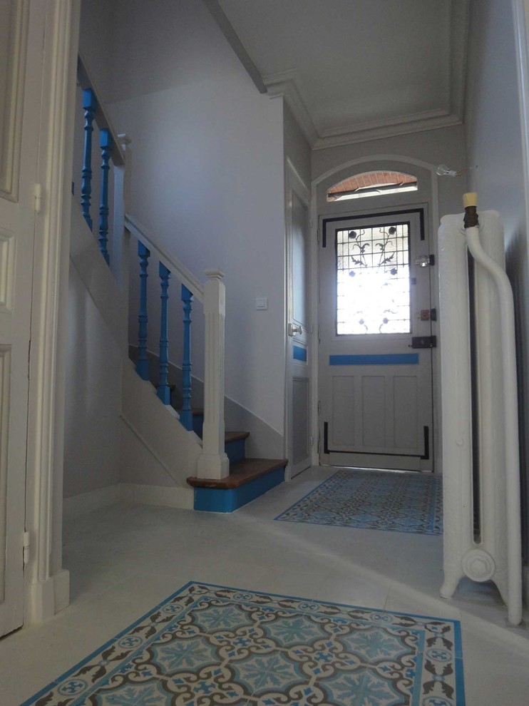Idée de décoration pour un couloir vintage de taille moyenne avec un mur beige et un sol en carrelage de céramique.