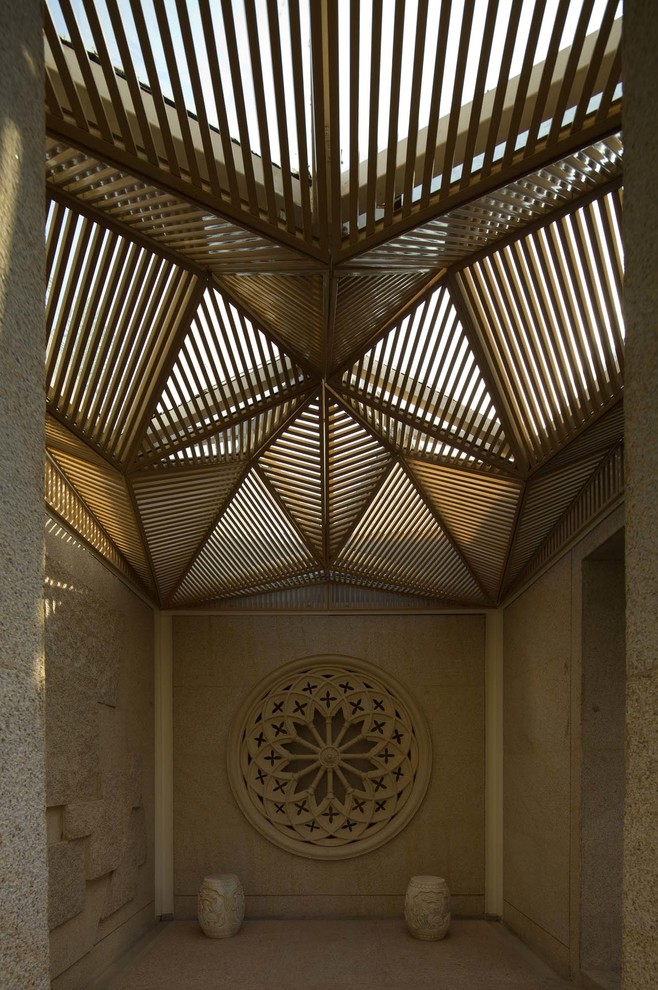 Foto på en orientalisk hall, med beige väggar