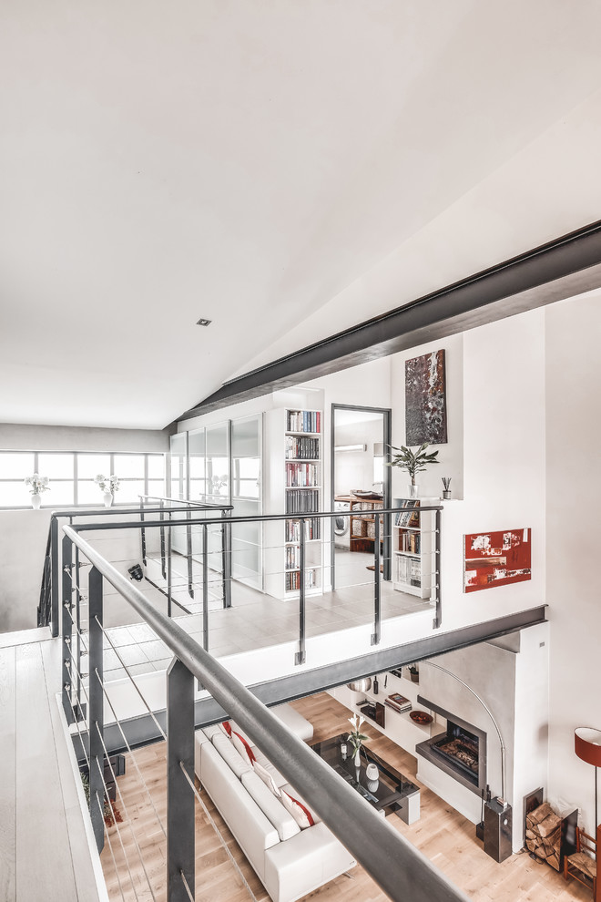 Aménagement d'un couloir contemporain de taille moyenne avec un mur blanc, parquet peint et un sol gris.