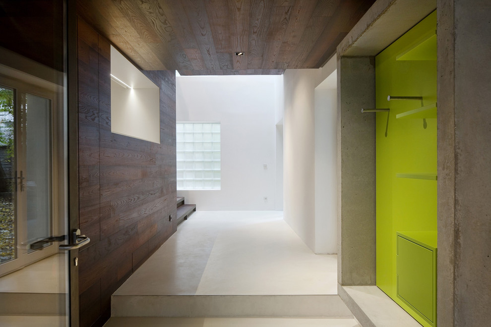 Свежая идея для дизайна: коридор в стиле модернизм с зелеными стенами - отличное фото интерьера