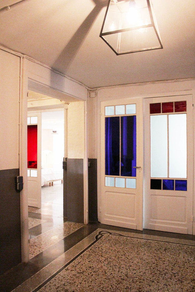 Immagine di un grande ingresso o corridoio vittoriano con pareti beige, pavimento alla veneziana e pavimento multicolore