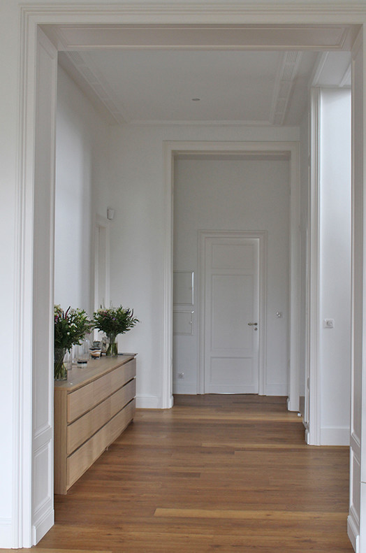 Стильный дизайн: большой коридор в викторианском стиле с синими стенами, светлым паркетным полом и коричневым полом - последний тренд