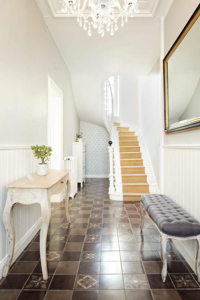 Mittelgroßer Klassischer Flur mit grauer Wandfarbe, braunem Boden und Keramikboden in Rennes