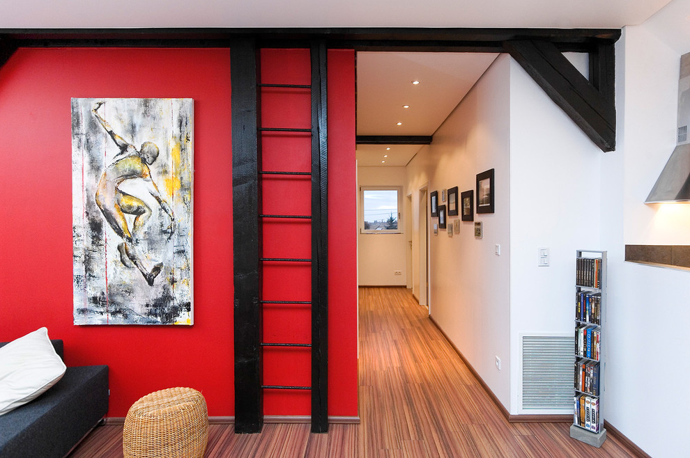 На фото: коридор среднего размера в современном стиле с красными стенами, паркетным полом среднего тона и коричневым полом