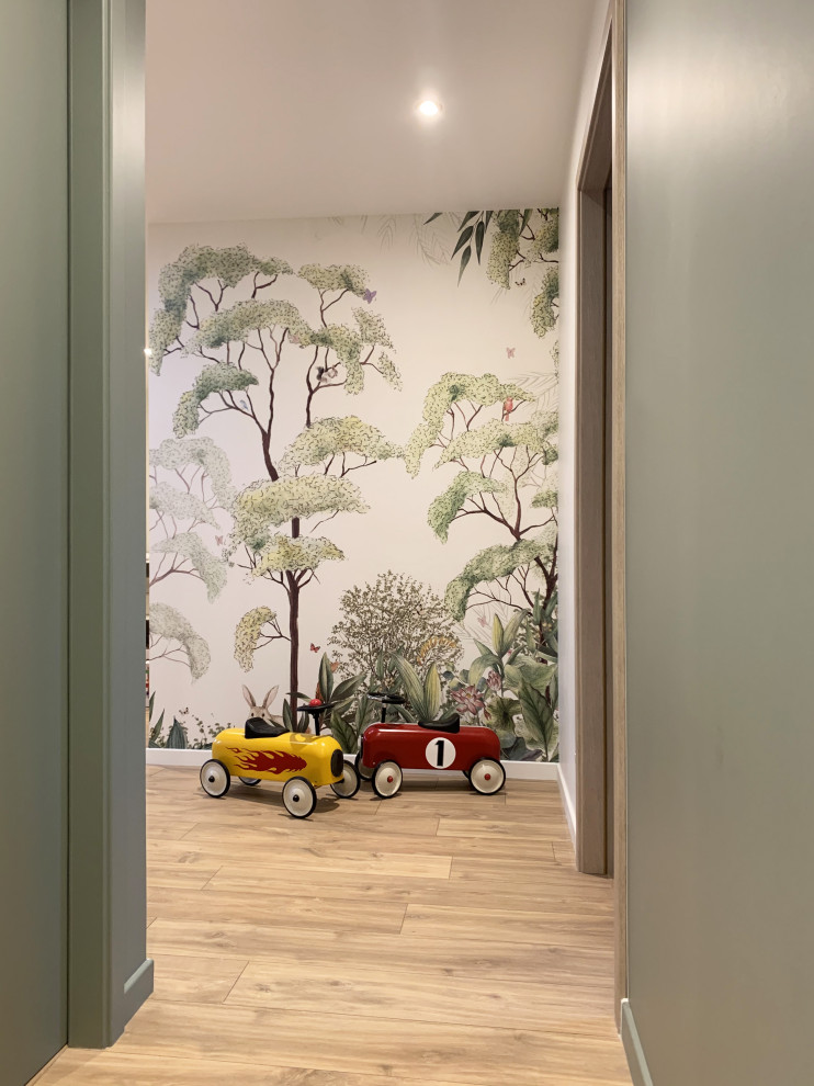 Свежая идея для дизайна: коридор среднего размера с зелеными стенами и светлым паркетным полом - отличное фото интерьера