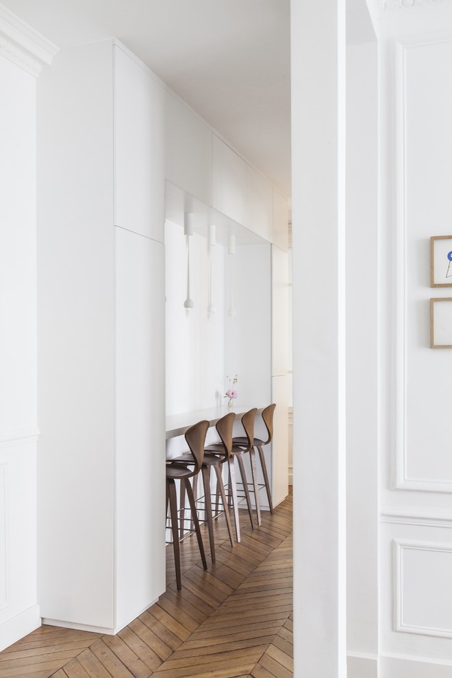 Inspiration for a contemporary hallway remodel in Paris