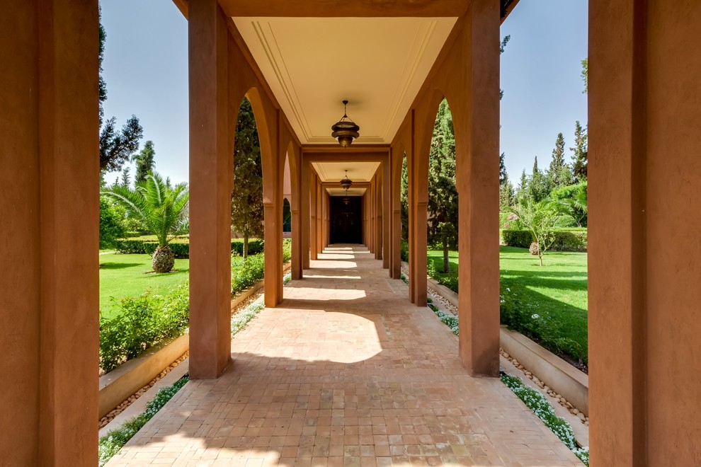 Imagen de recibidores y pasillos mediterráneos con suelo de baldosas de terracota